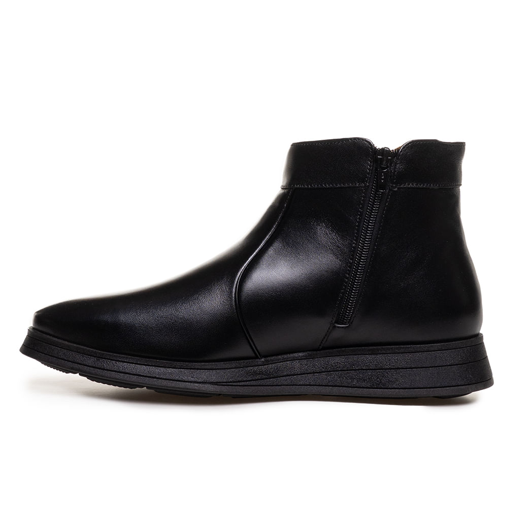 Bota masculina preta Jota Pe cano curto em couro sintético vista lateral direita