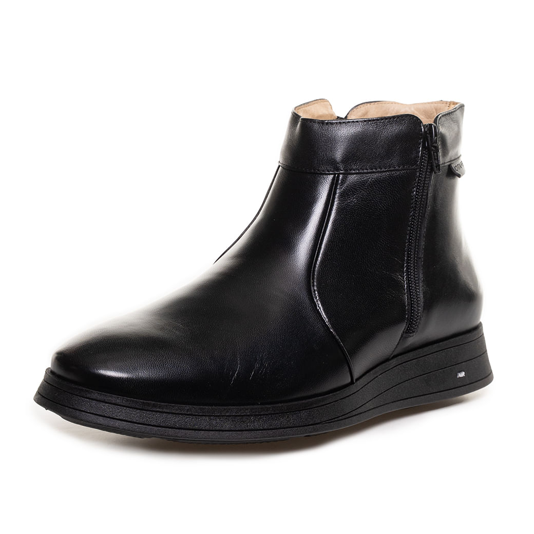 Bota masculina preta Jota Pe cano curto em couro sintético vista frontal ângulo direito