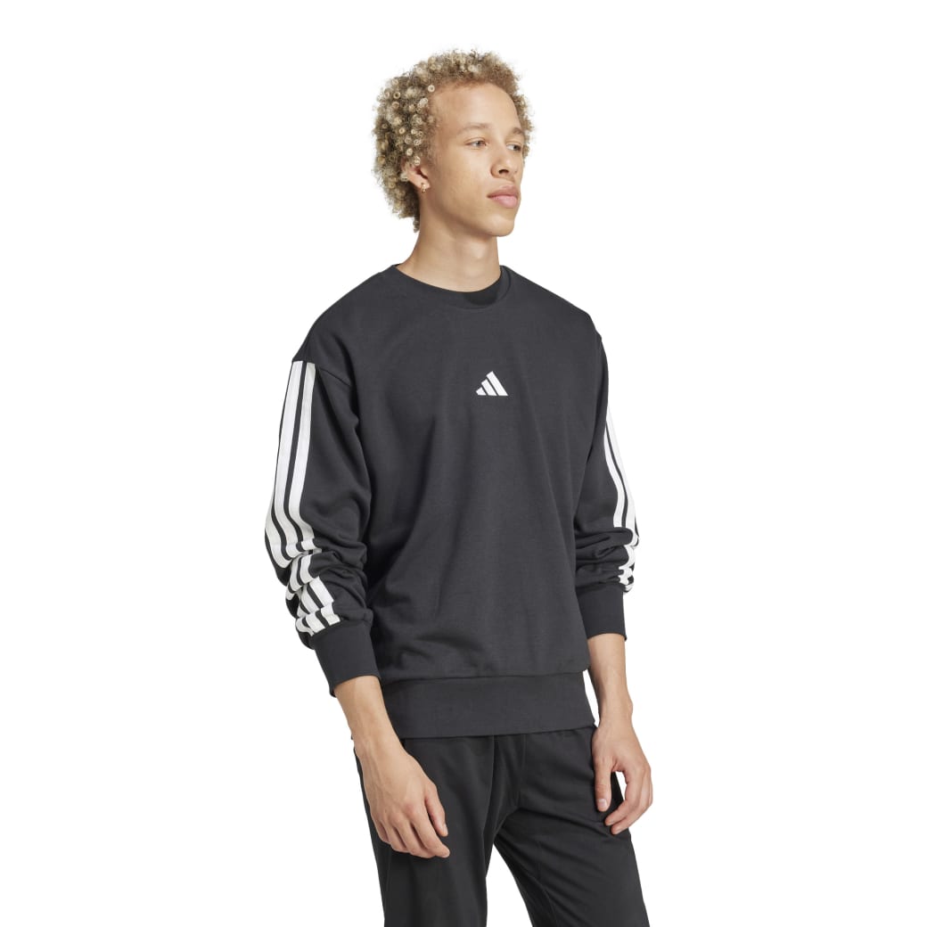 JE6372_5_APPAREL_On-Model_Walking-View_white.jpg