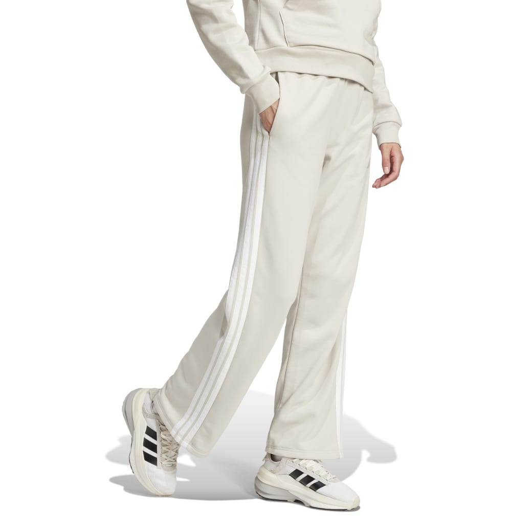 JW7177_4_APPAREL_On-Model_Walking-View_white.jpg