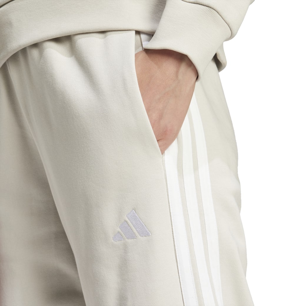 JW7177_5_APPAREL_On-Model_Detail-View-1_white.jpg