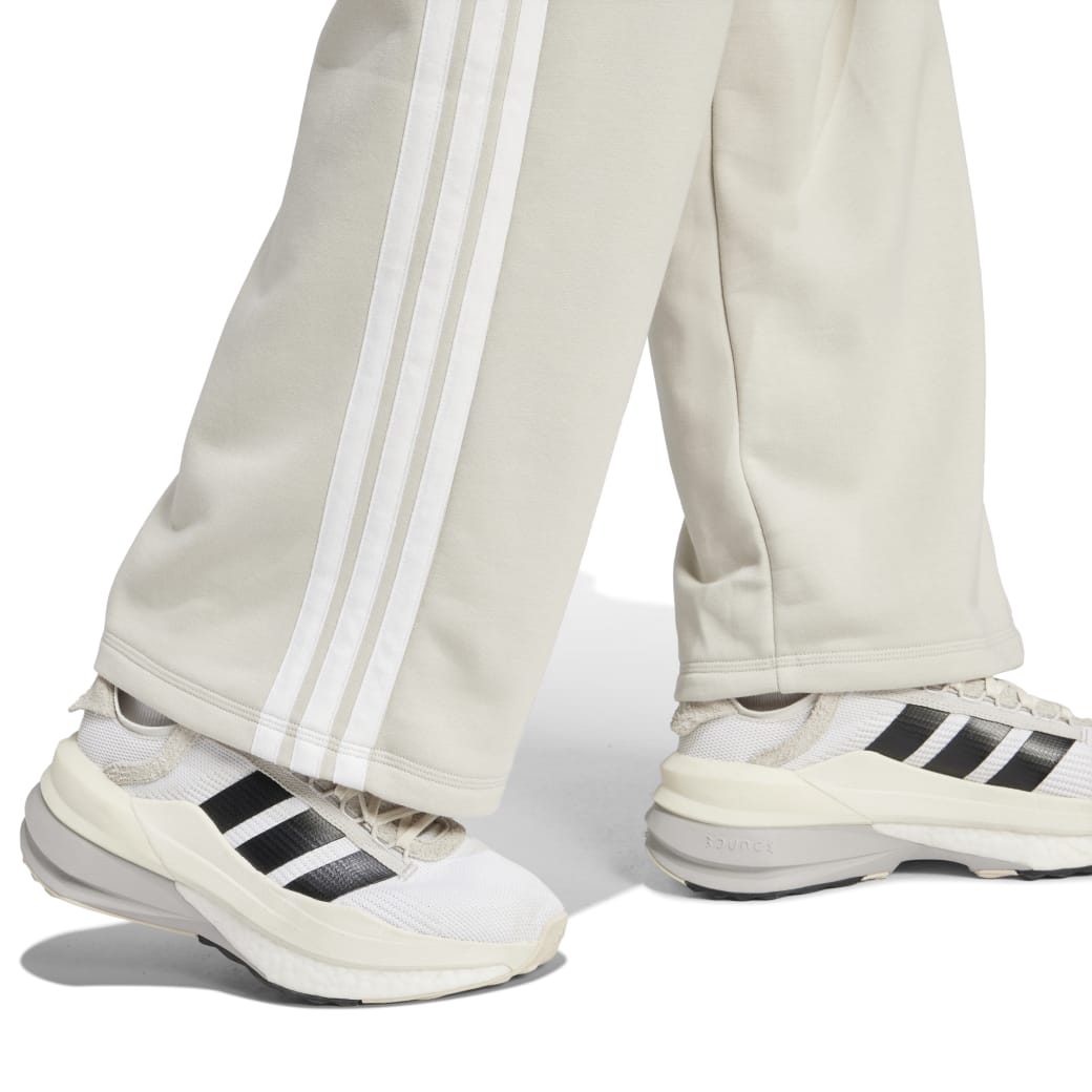 JW7177_6_APPAREL_On-Model_Detail-View-2_white.jpg