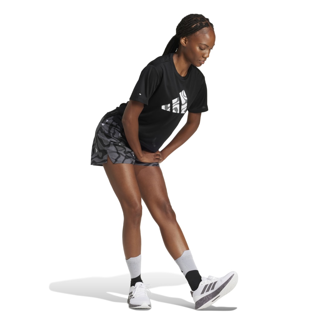 JD2348_5_APPAREL_On-Model_Walking-View_white.jpg