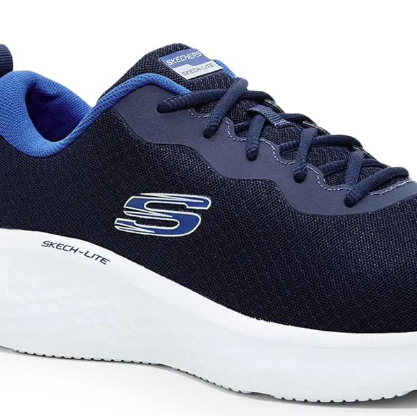 Close no cabedal do tênis Skechers Skech-Lite Pro azul marinho mostrando o logo S e detalhes em mesh