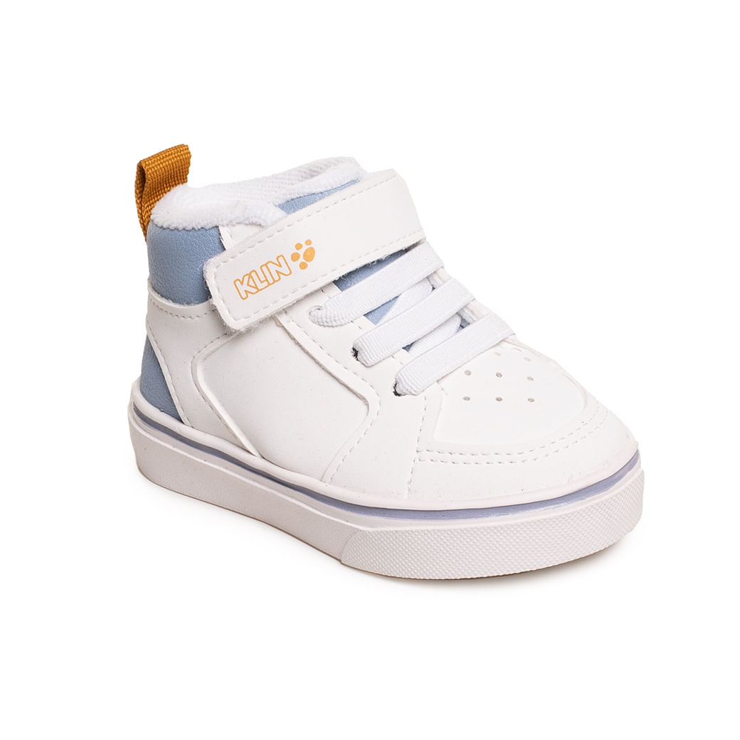 Tênis infantil Klin branco com detalhes azul claro, vista frontal em três quartos, destacando o velcro com logo KLIN amarelo.