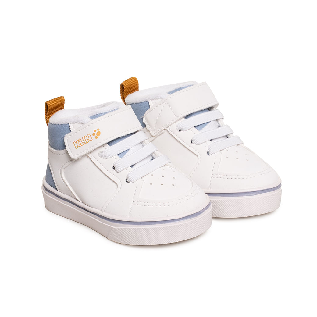 Par de tênis infantis Klin branco com detalhes azul claro e puxador caramelo, visual para e-commerce em fundo branco.