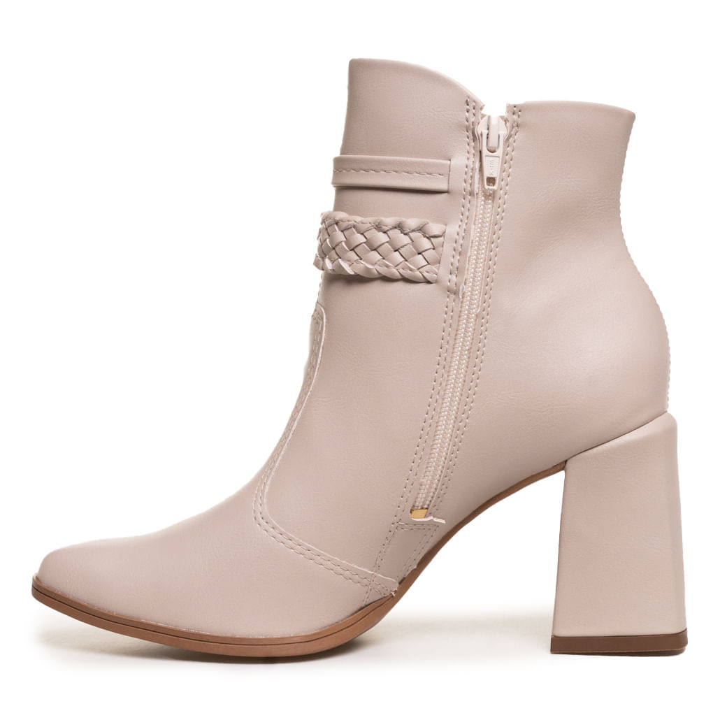 Bota Mississipi Berteli creme com foco no fechamento por zíper e salto grosso