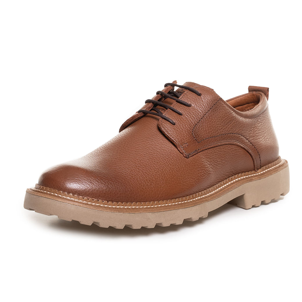 Sapato masculino marrom close frontal couro granuloso e sola tratorada