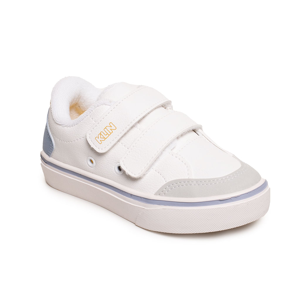 Vista frontal do tênis infantil branco Klin com detalhes em azul e tiras de velcro