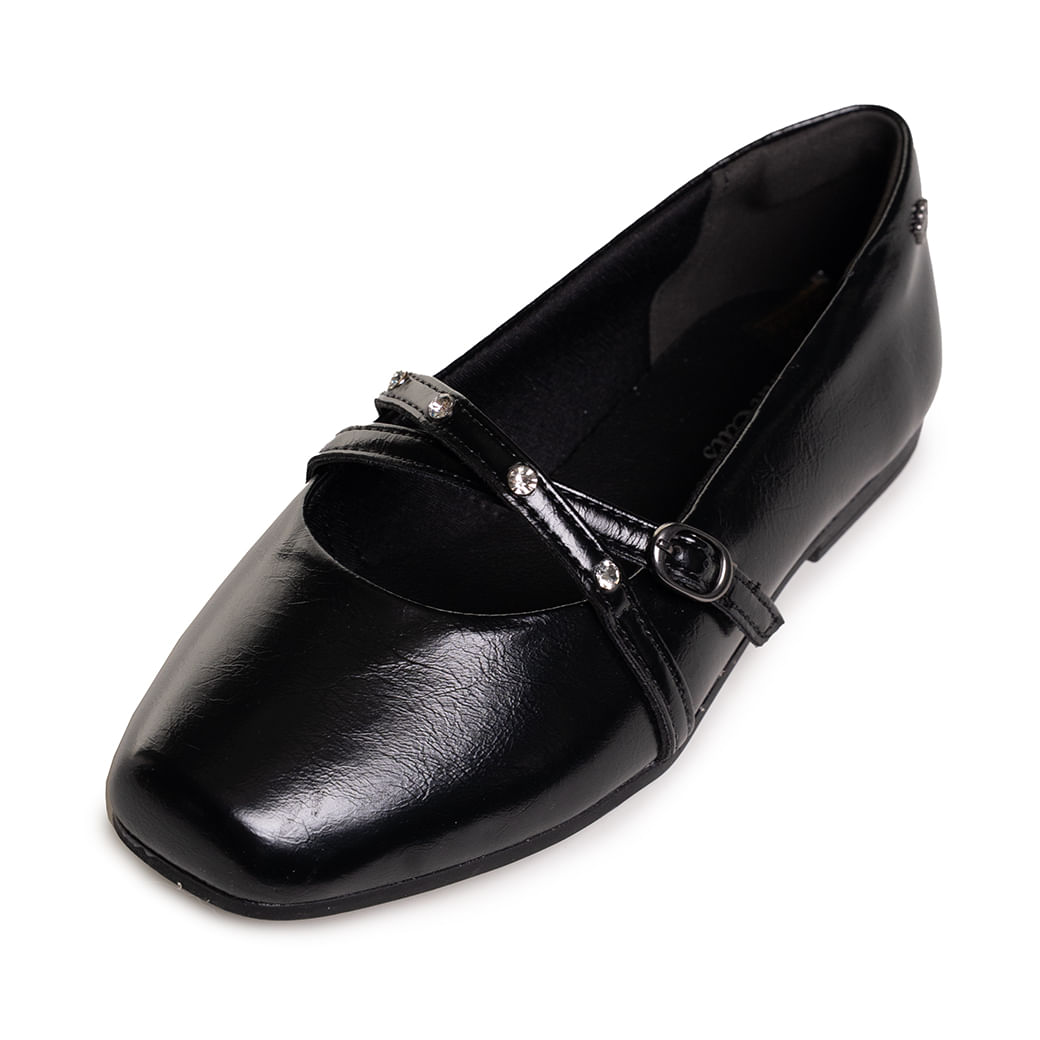 Close da sapatilha infantil preta mostrando detalhes das tiras cruzadas com cristais e acabamento brilhante