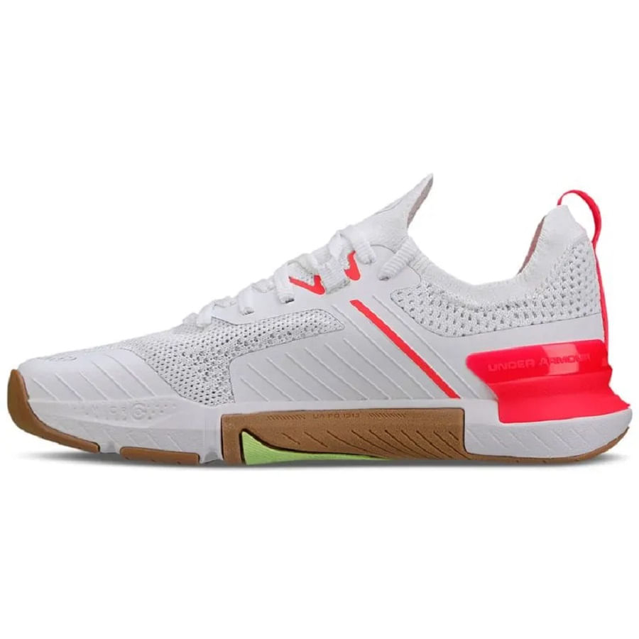 Perfil direito do tênis Under Armour Tribase Cross SE feminino branco com detalhes em rosa e sola marrom