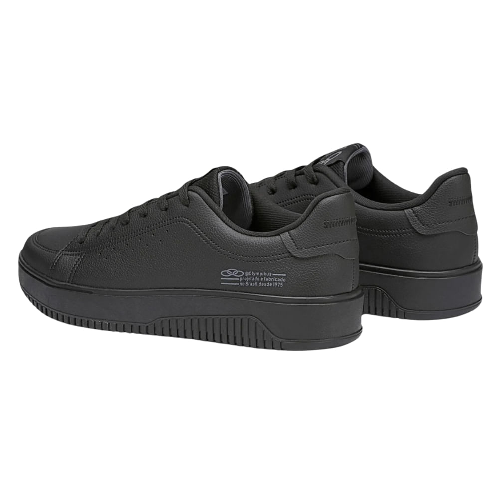Tênis Olympikus Eros Casual preto masculino visto em ângulo traseiro, mostrando lingueta acolchoada e cadarços.