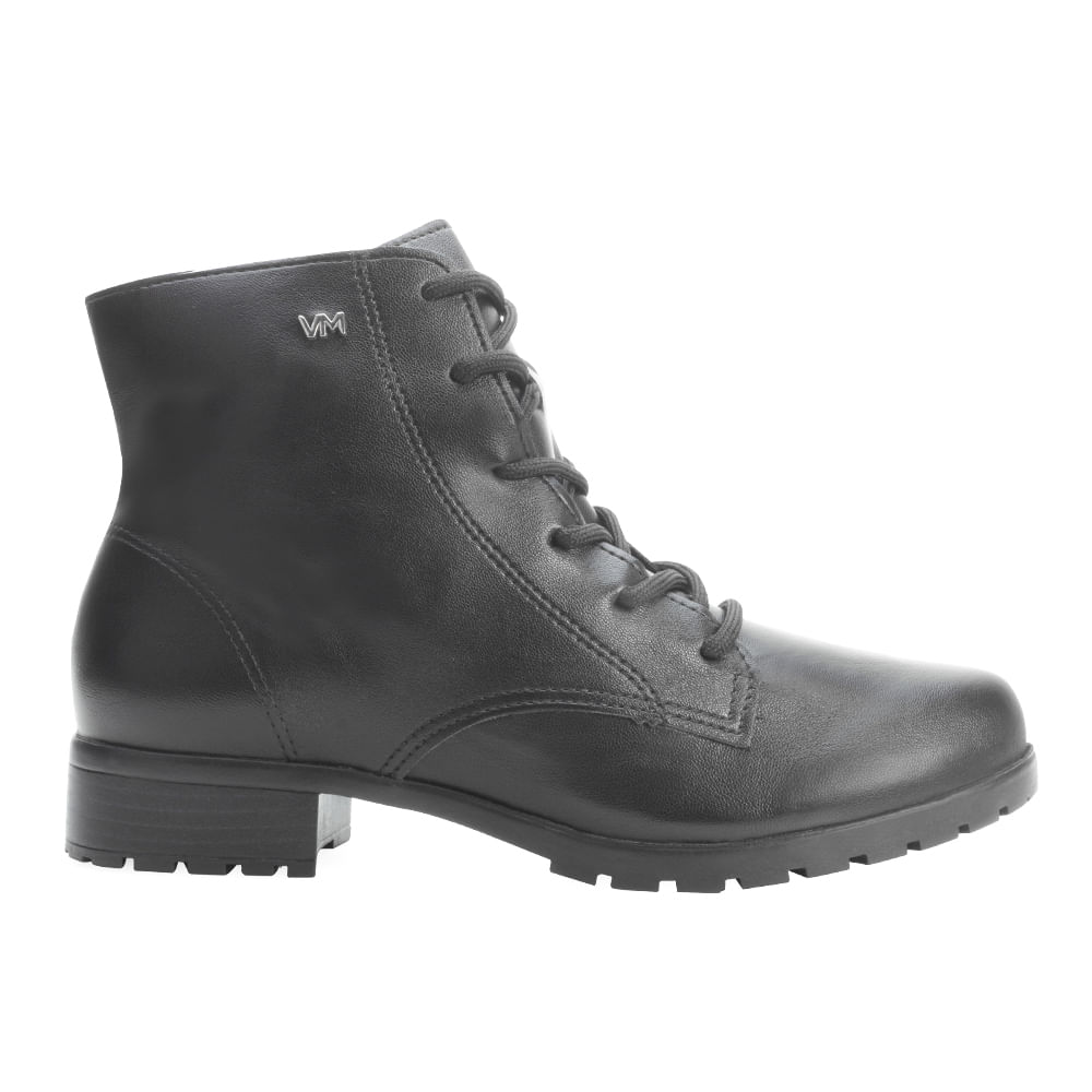 Bota coturno preta feminina Via Marte vista lateral com cadarços e logo metálico