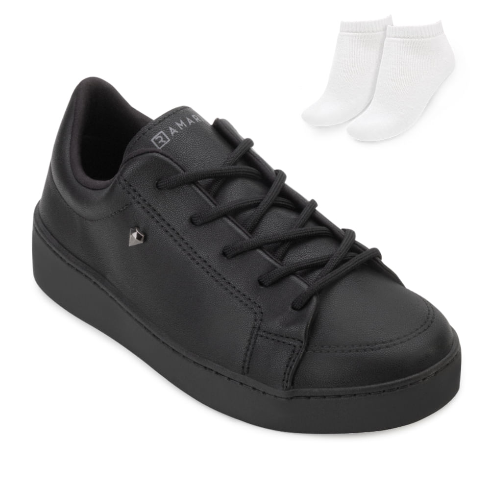Tênis feminino casual preto em ângulo 3/4 com par de meias brancas