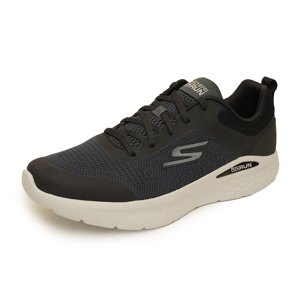 Tênis masculino preto Skechers Go Run vista frontal lateral esquerda destacando conforto