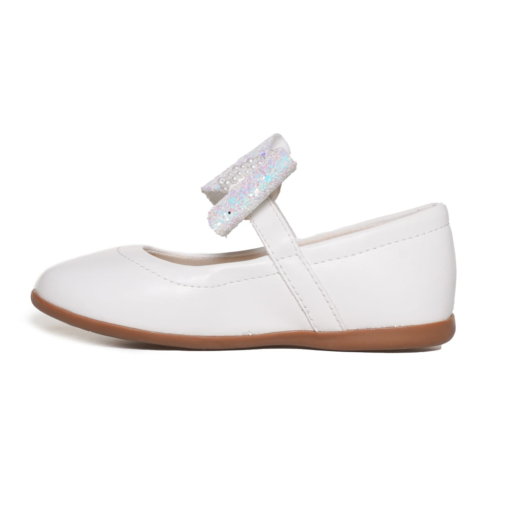 Sapatilha infantil branca Funfeet vista lateral esquerda com detalhes do laço e velcro