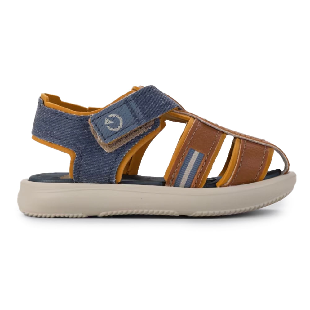 Perfil lateral direito da sandália papete infantil bege com sola off-white e tiras marrom
