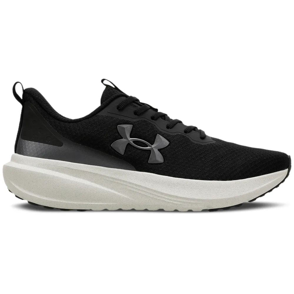 Tênis esportivo masculino preto Under Armour, vista lateral esquerda com cabedal em mesh têxtil preto e logo cinza
