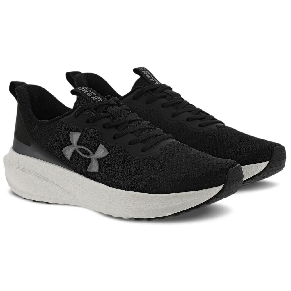 Par de tênis Under Armour masculino preto vista angular frontal direita