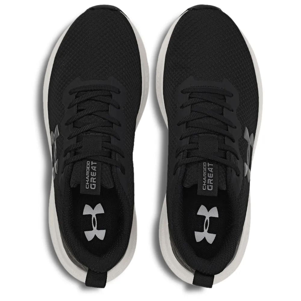 Vista superior frontal dos tênis Under Armour pretos mostrando cadarços e palmilha com logo