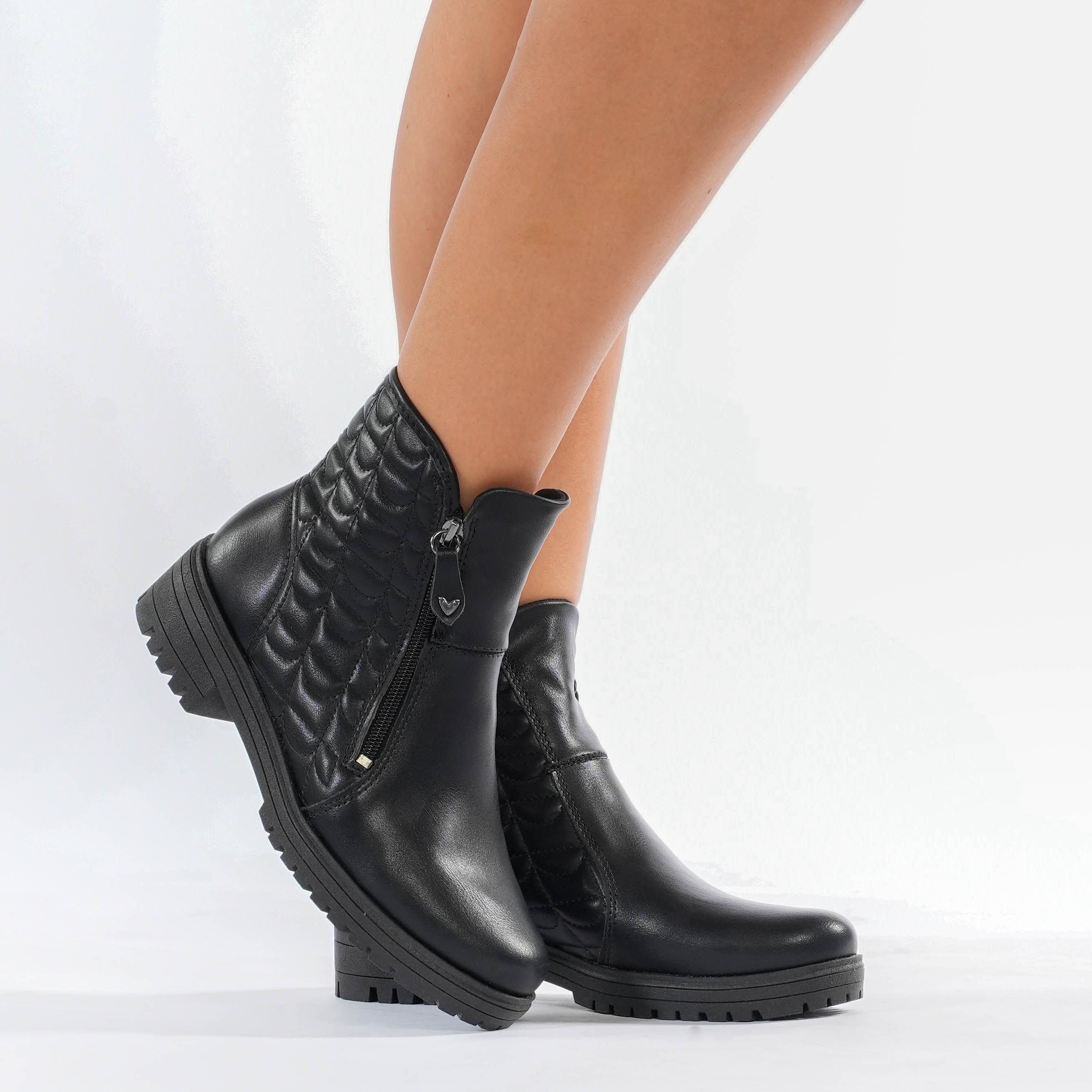 Bota feminina preta de cano curto Mississipi com detalhe acolchoado e zíper lateral com puxador em formato de coração