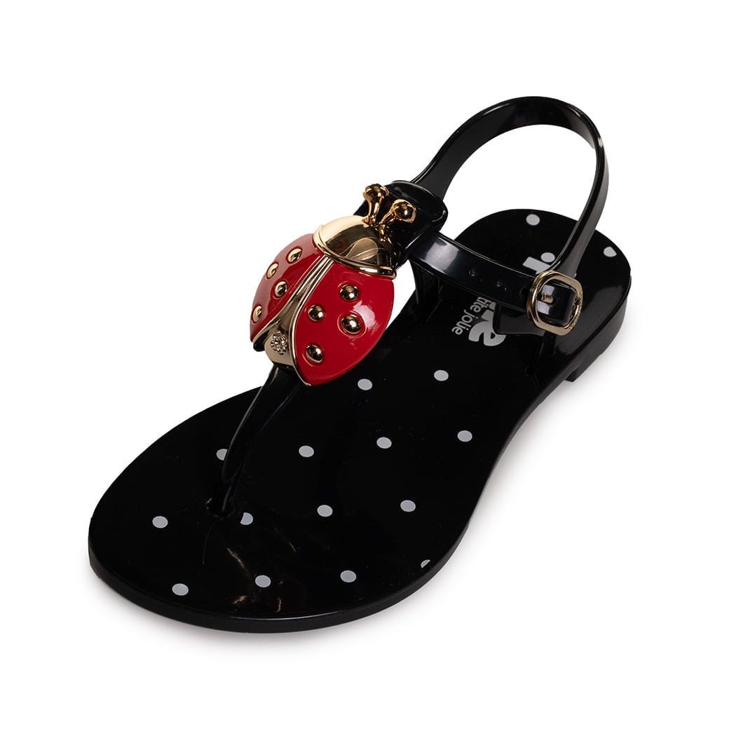 Sandália infantil preta com aplicação de joaninha vermelha e fivela dourada em detalhe superior