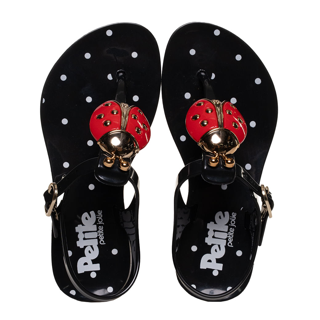 Par de sandálias infantis pretas com estampa de poás brancos e joaninha vermelha frontal