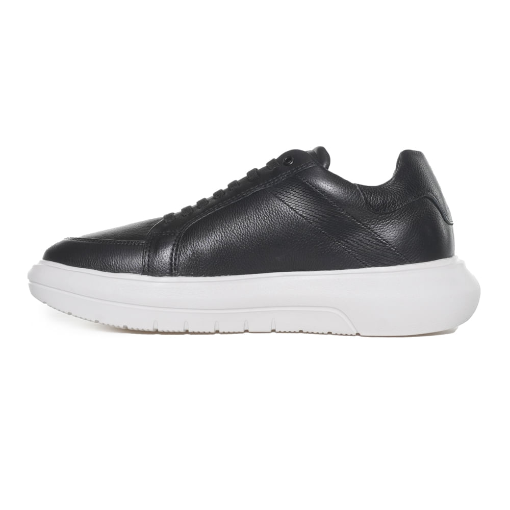 Tênis casual masculino Ferracini Easy Preto mostrando o produto em posição para ajuste
