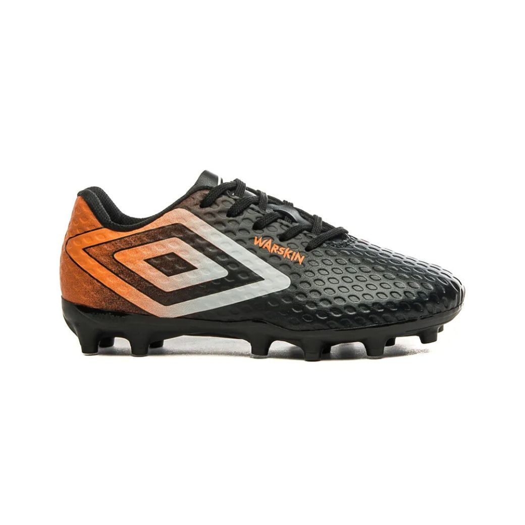 Chuteira de Campo Umbro Warskin Juvenil Preta vista lateral direita com cabedal preto texturizado e detalhes laranja