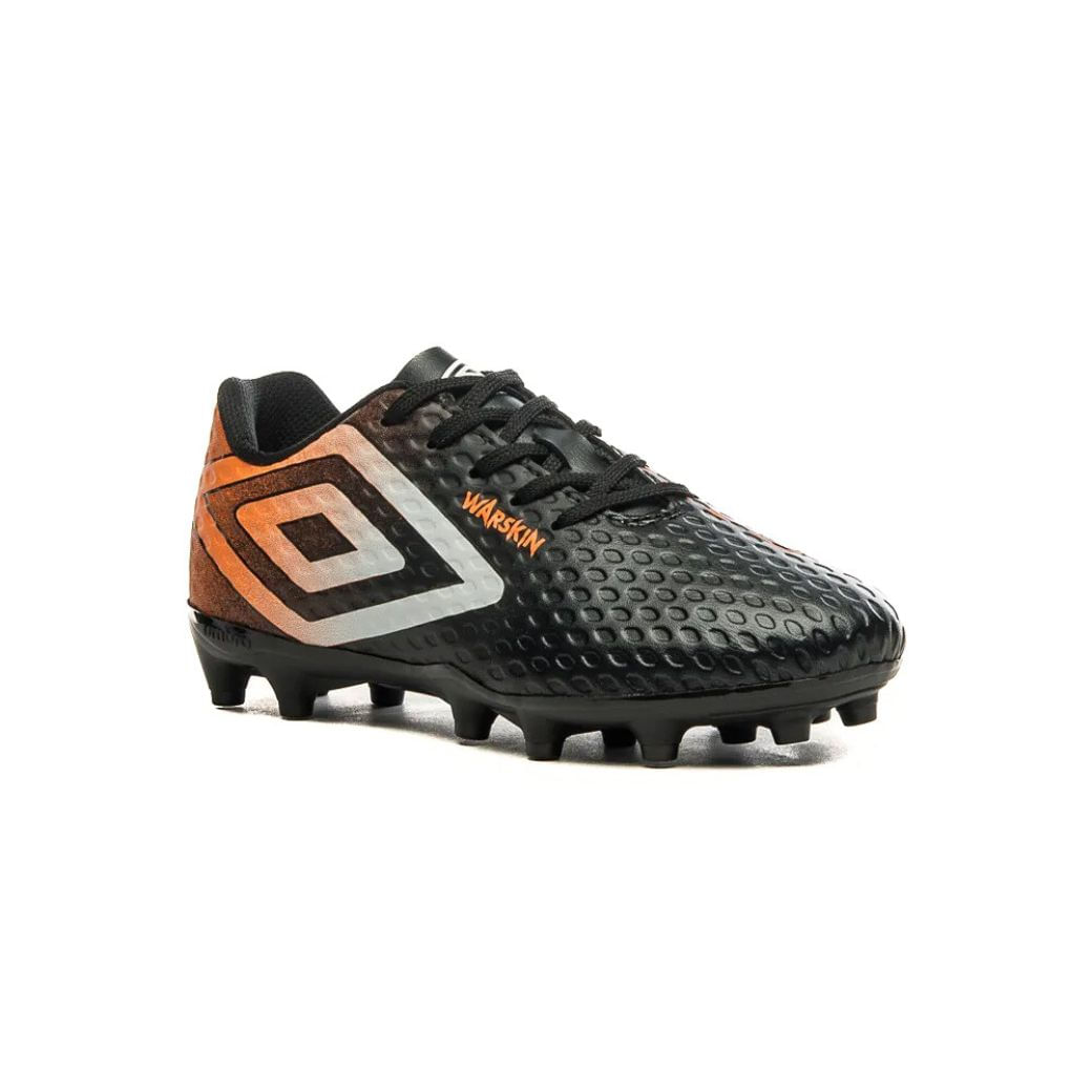 Três-quartos frontal da chuteira Umbro Warskin juvenil preta com detalhes em laranja