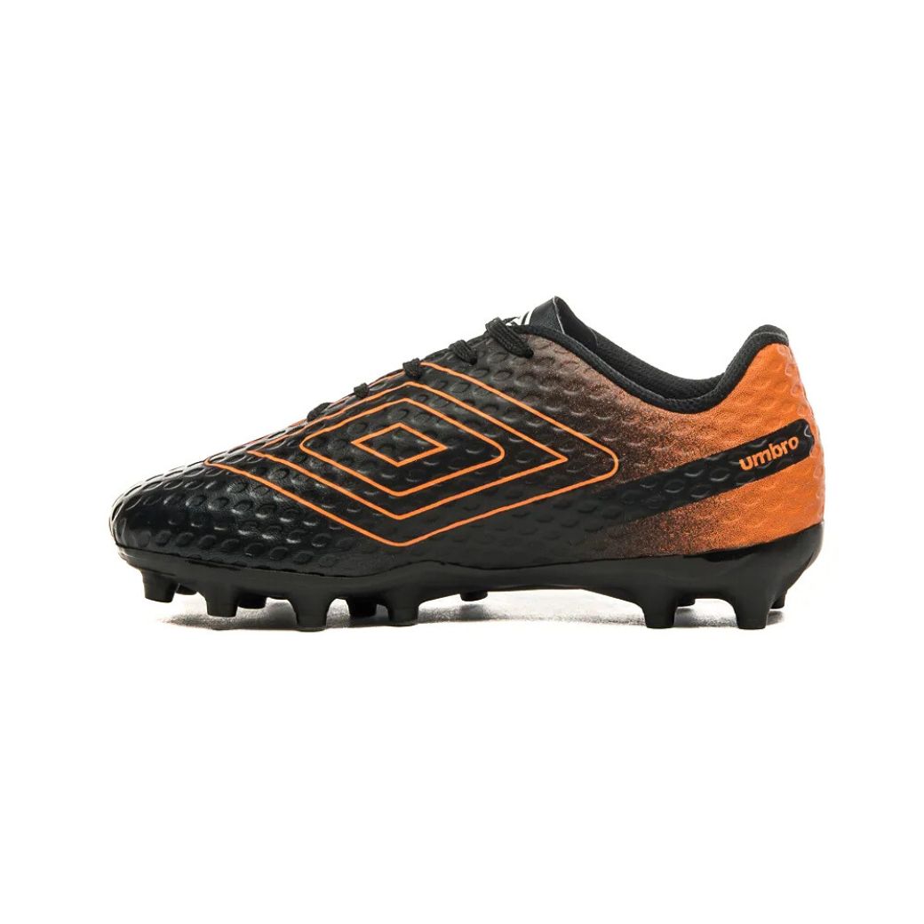 Vista lateral esquerda da chuteira Umbro Warskin juvenil preta mostrando logo e textura do cabedal