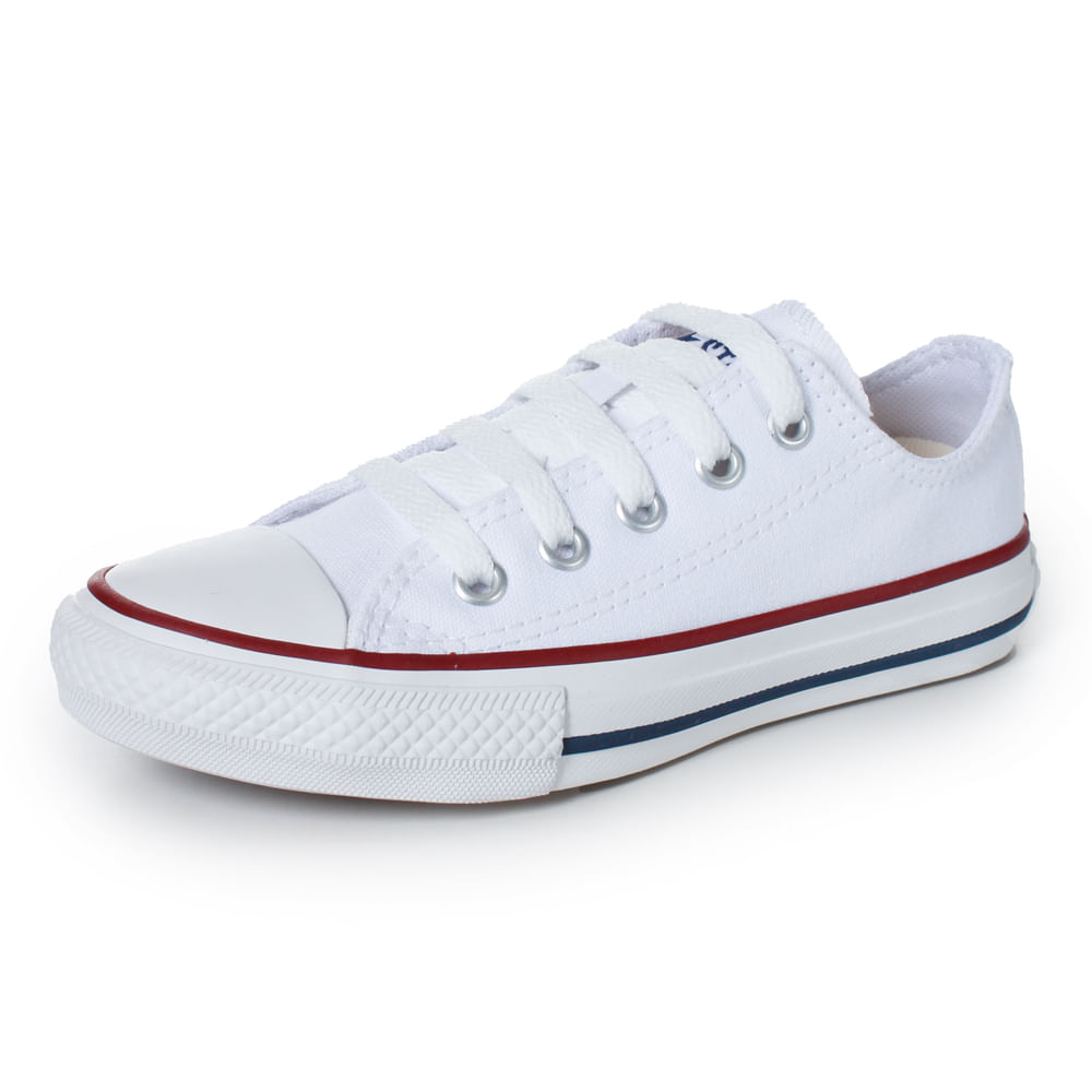 Close lateral do tênis Chuck Taylor All Star branco destacando textura do canvas e sola vulcanizada.