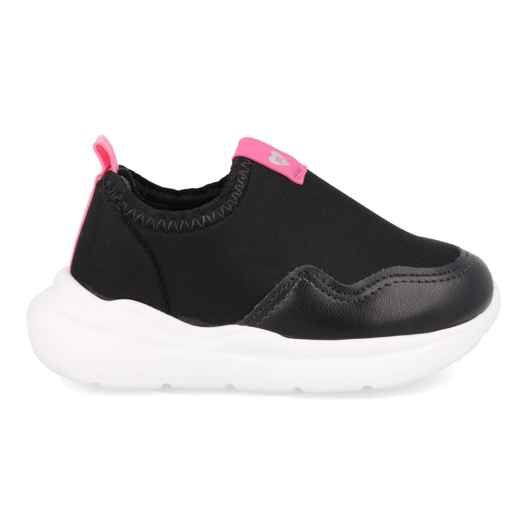 Tênis infantil Molekinha slip-on preto perfil lateral direito com detalhes rosa e solado branco espesso