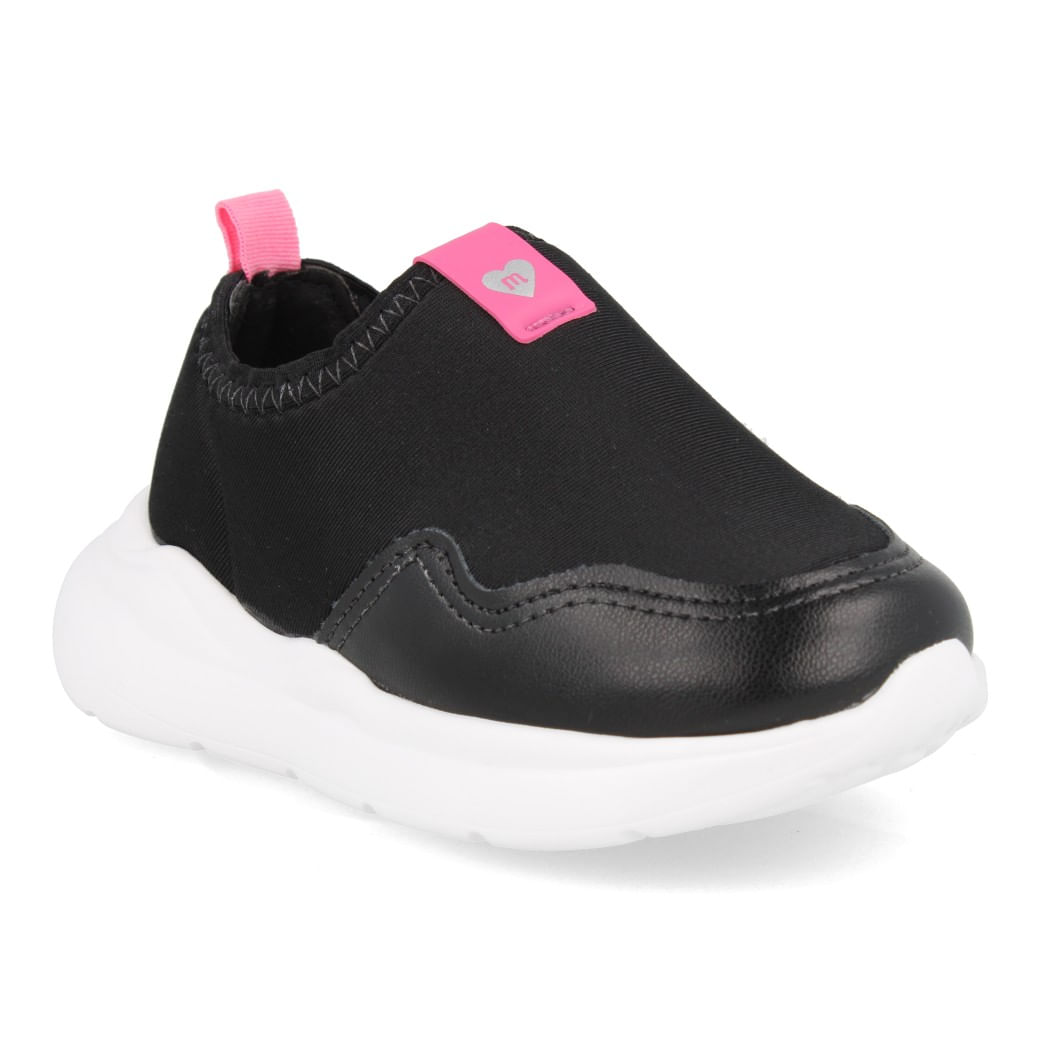 Detalhe frontal do tênis Molekinha slip on infantil preto com acabamento acolchoado