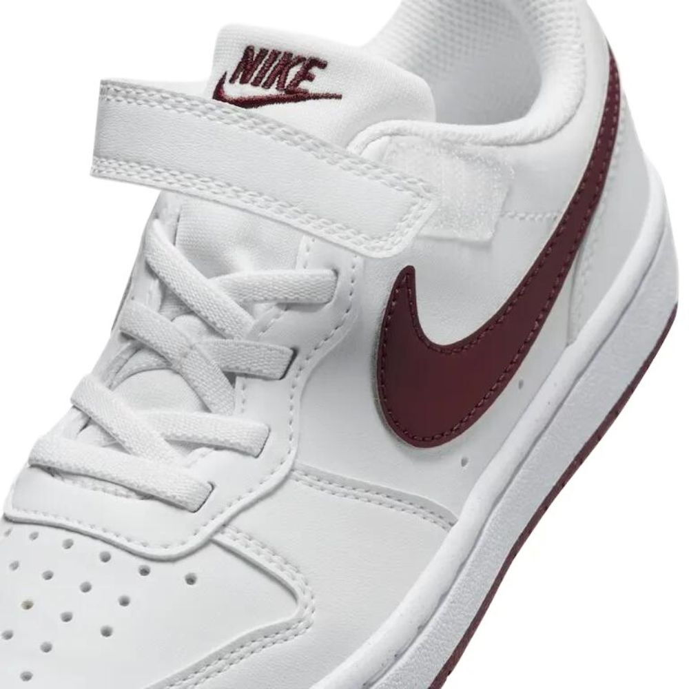 Close do tênis Nike Court Borough Low branco mostrando cadarços e tira de velcro
