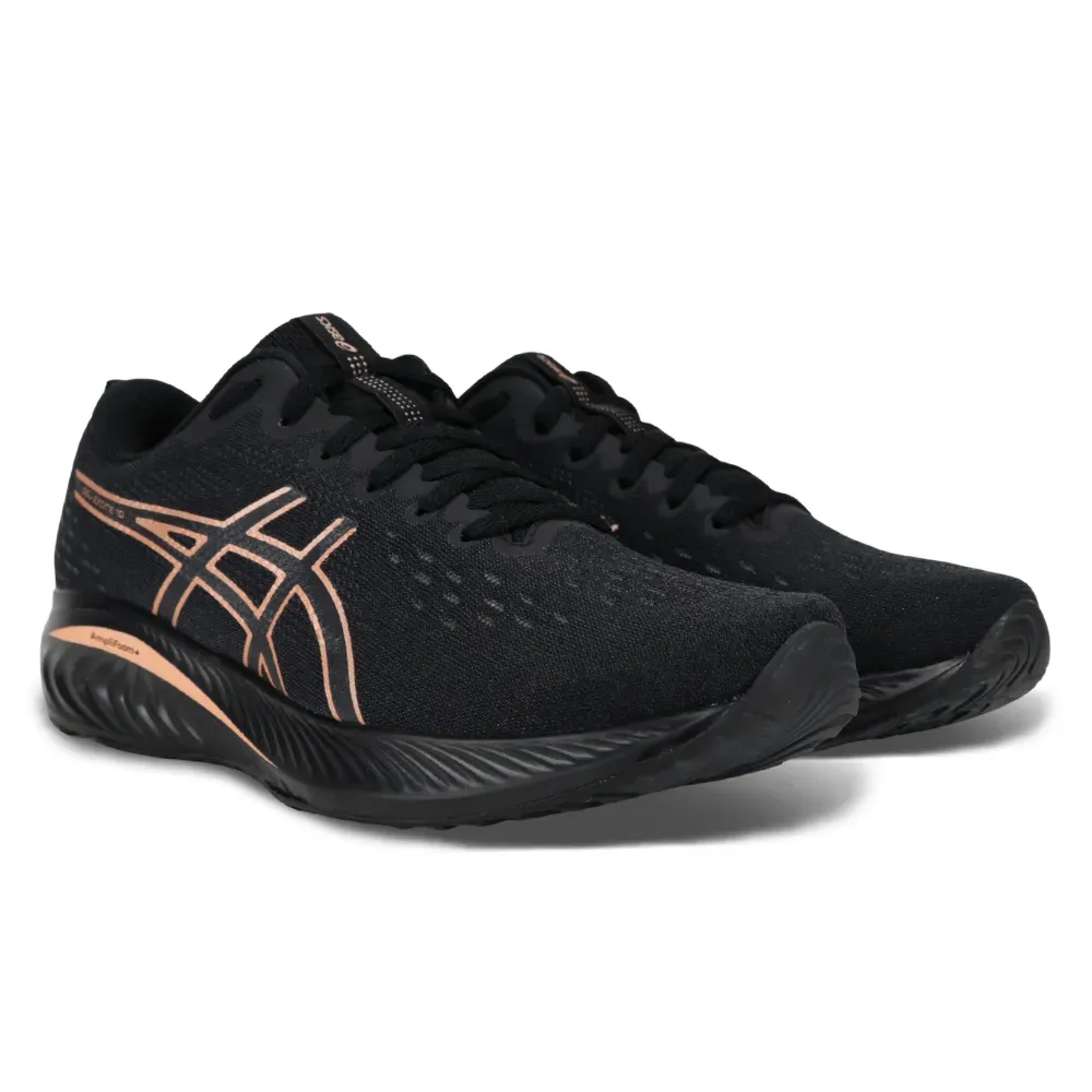 Tênis Asics Gel Excite 10 preto vista frontal em ângulo 3/4 destacando design para corrida