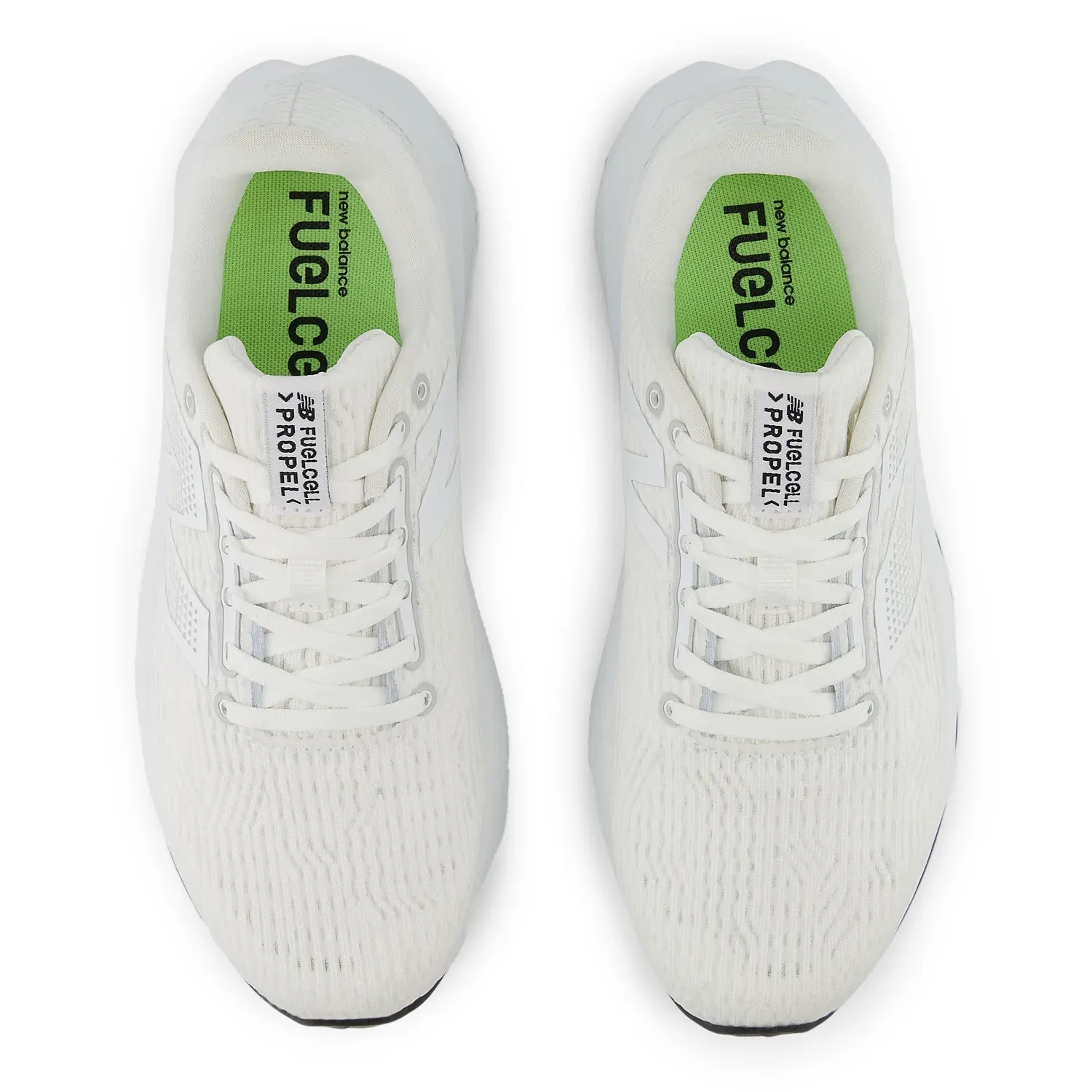 Tênis branco feminino New Balance Fuelcell Propel V5 visto de cima com cabedal em mesh têxtil
