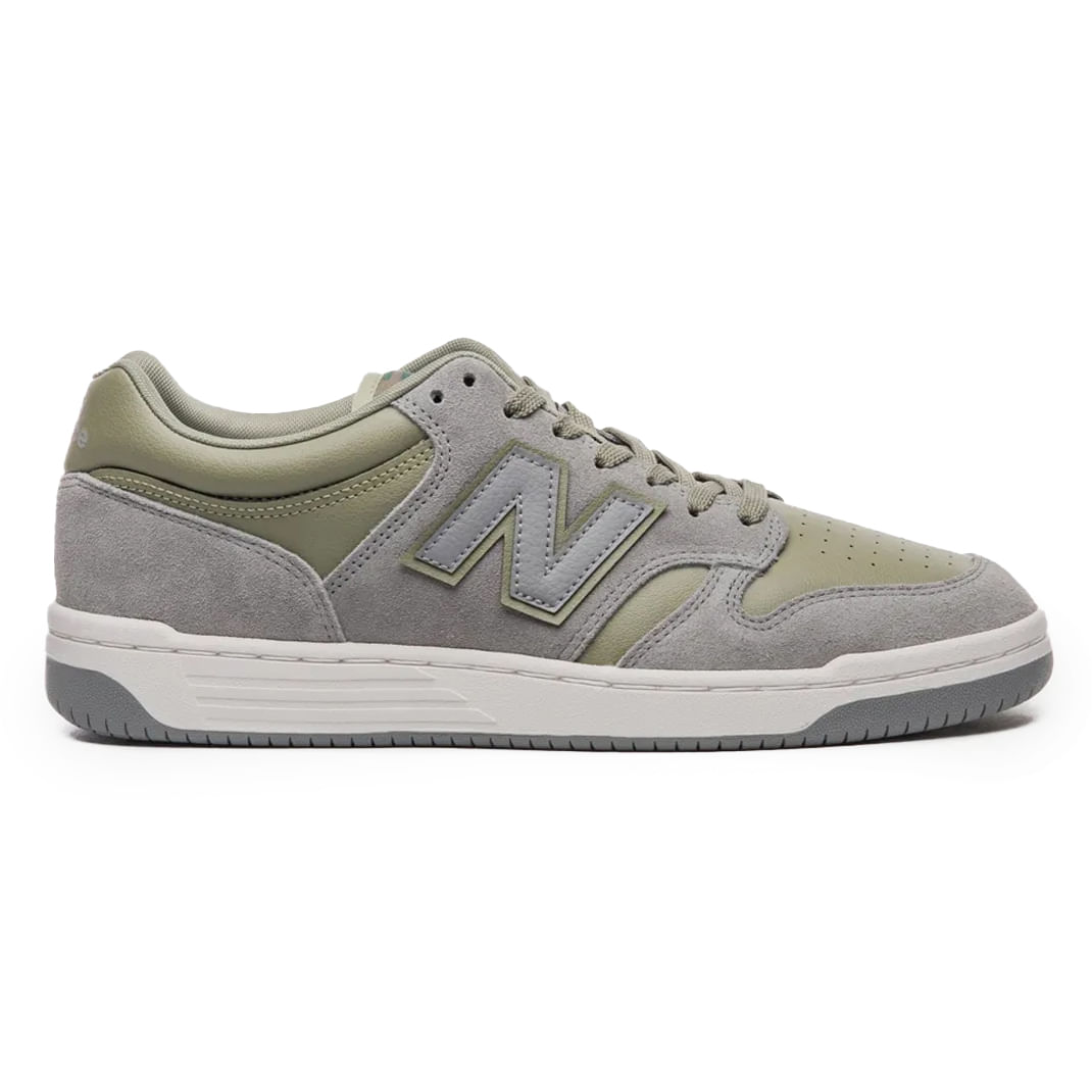 Tênis masculino New Balance NB 480 LOW cinza com detalhes em camurça e verde musgo, vista lateral direita sobre fundo branco