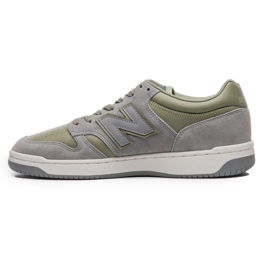 Tênis New Balance NB 480 LOW cinza com detalhes verde musgo, vista lateral esquerda mostrando acabamento e logo
