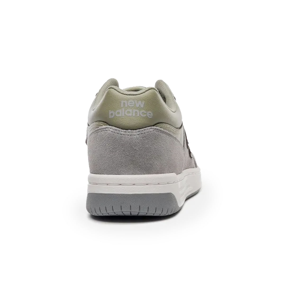 Vista traseira do tênis New Balance NB 480 LOW masculino cinza com detalhes em verde musgo