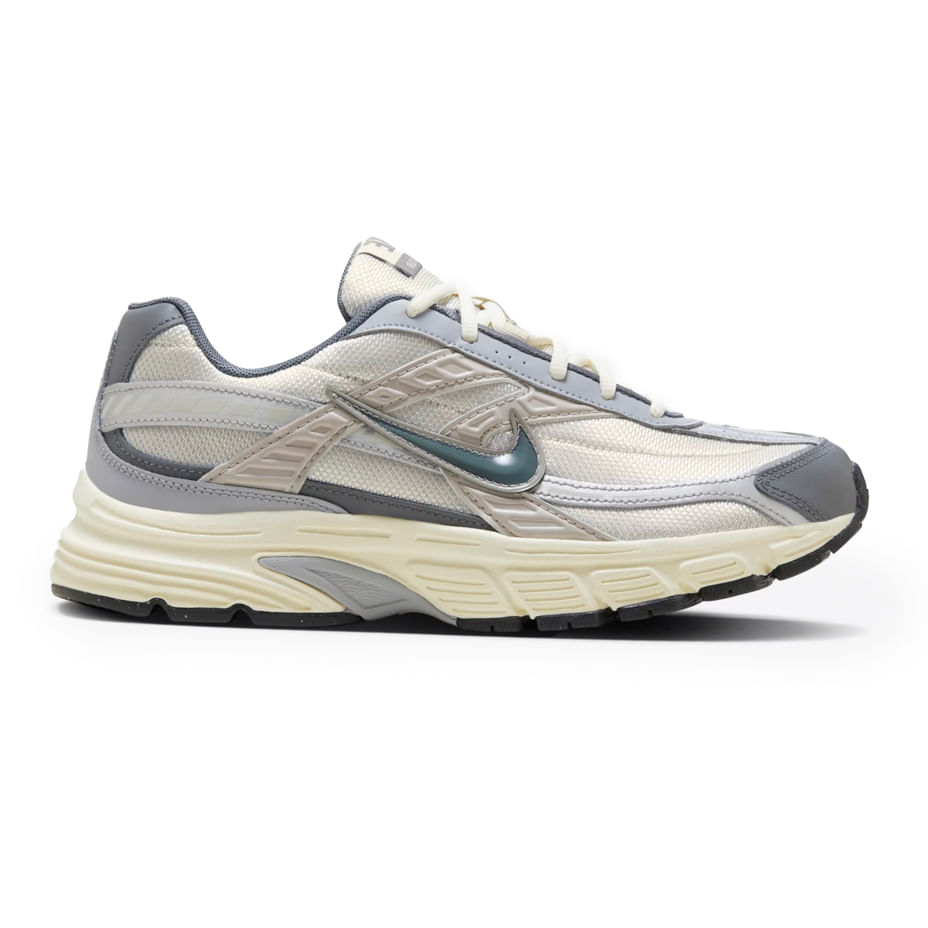 Tênis masculino Nike Initiator Gcel cinza em vista lateral direita com cabedal em mesh respirável e solado de borracha