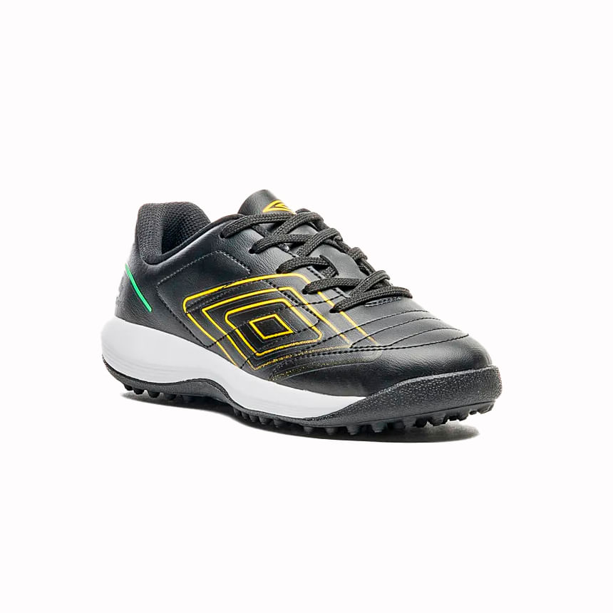 Chuteira society infantil preta Umbro vista três quartos frontal