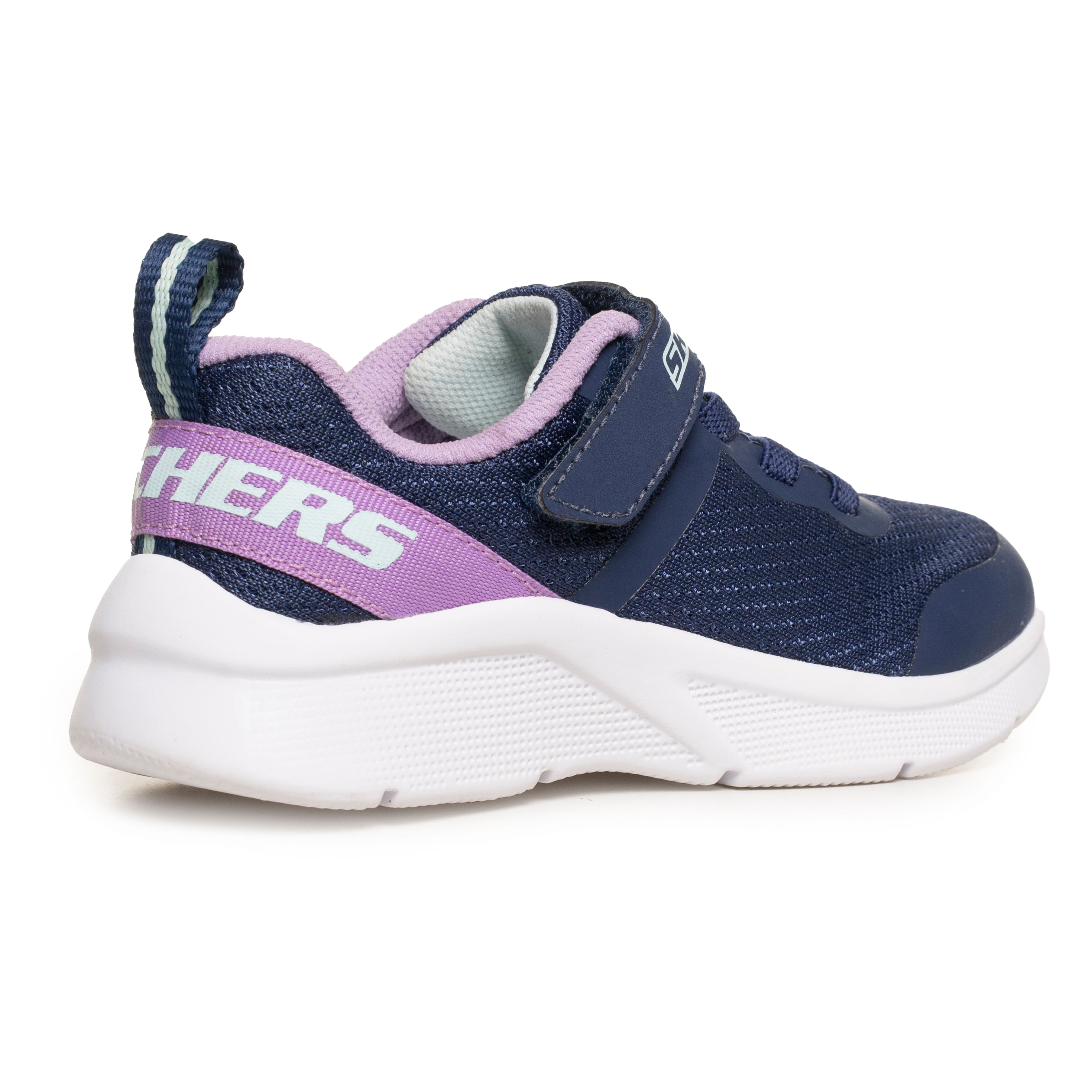 Detalhe lateral traseiro do tênis Skechers infantil azul marinho com faixa lilás e solado branco