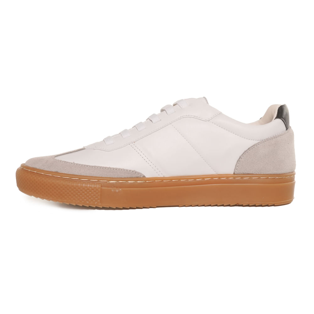 Tênis casual masculino branco com detalhes em camurça e solado caramelo vista lateral esquerda