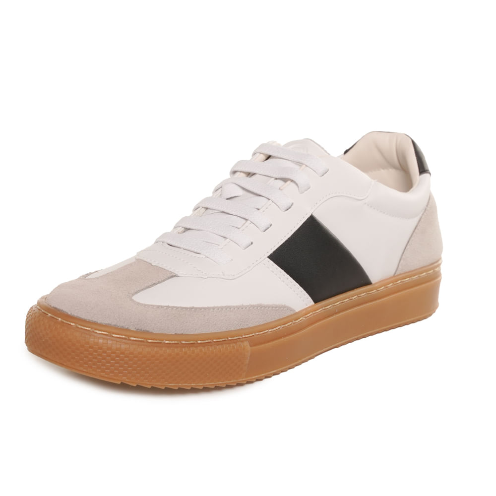 Tênis casual masculino branco com faixa lateral preta e solado caramelo, vista 3/4 frontal direito