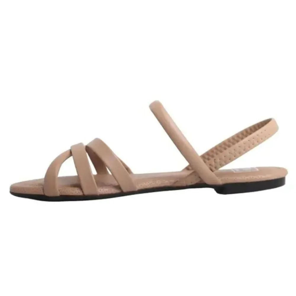 Perfil lateral da sandália Moleca nude destacando sola e tiras elásticas