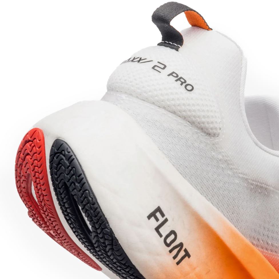 Detalhe do calcanhar do tênis Fila Float Maxxi 2 Pro branco com pull tab laranja e preto
