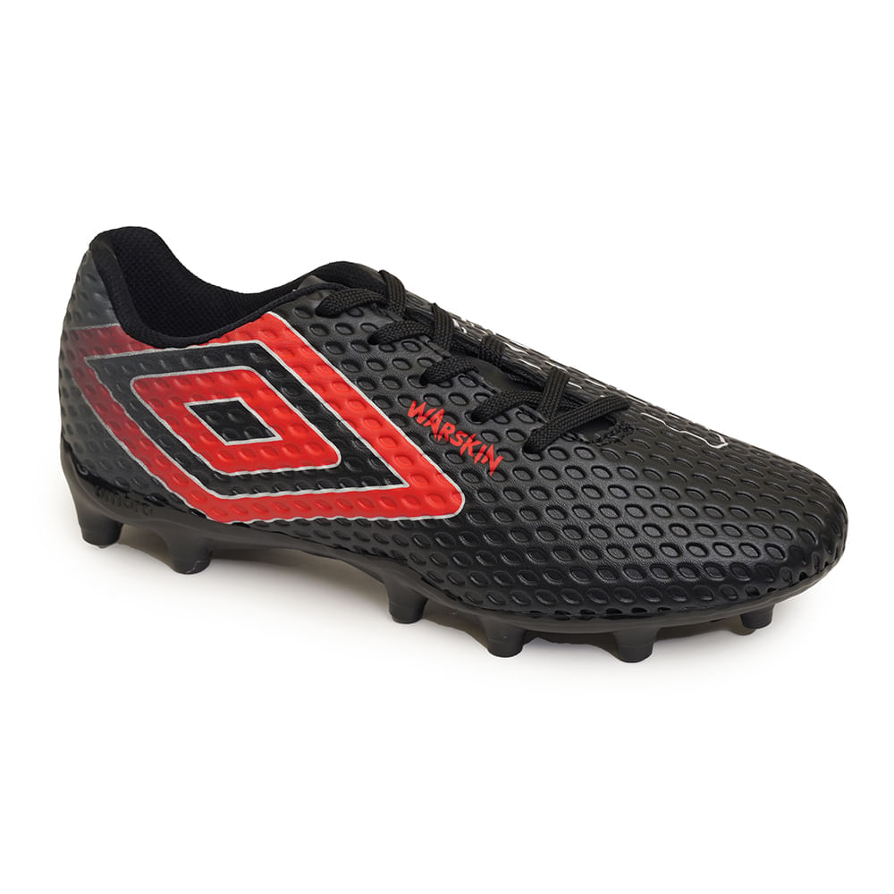 Chuteira de campo Umbro Warskin preta vista 3/4 lateral direita