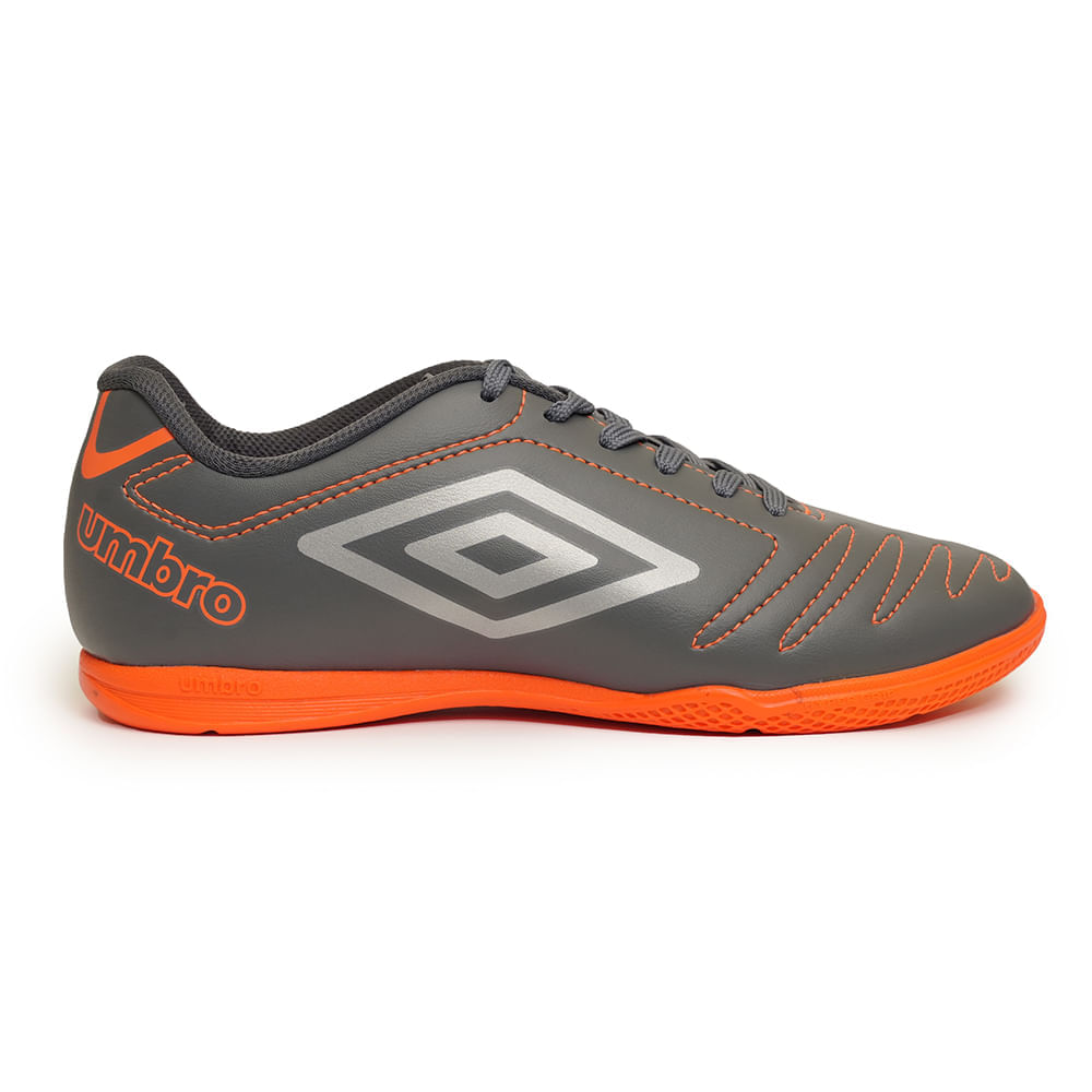 Chuteira de futsal Umbro Class cinza com detalhes laranja, vista lateral direita