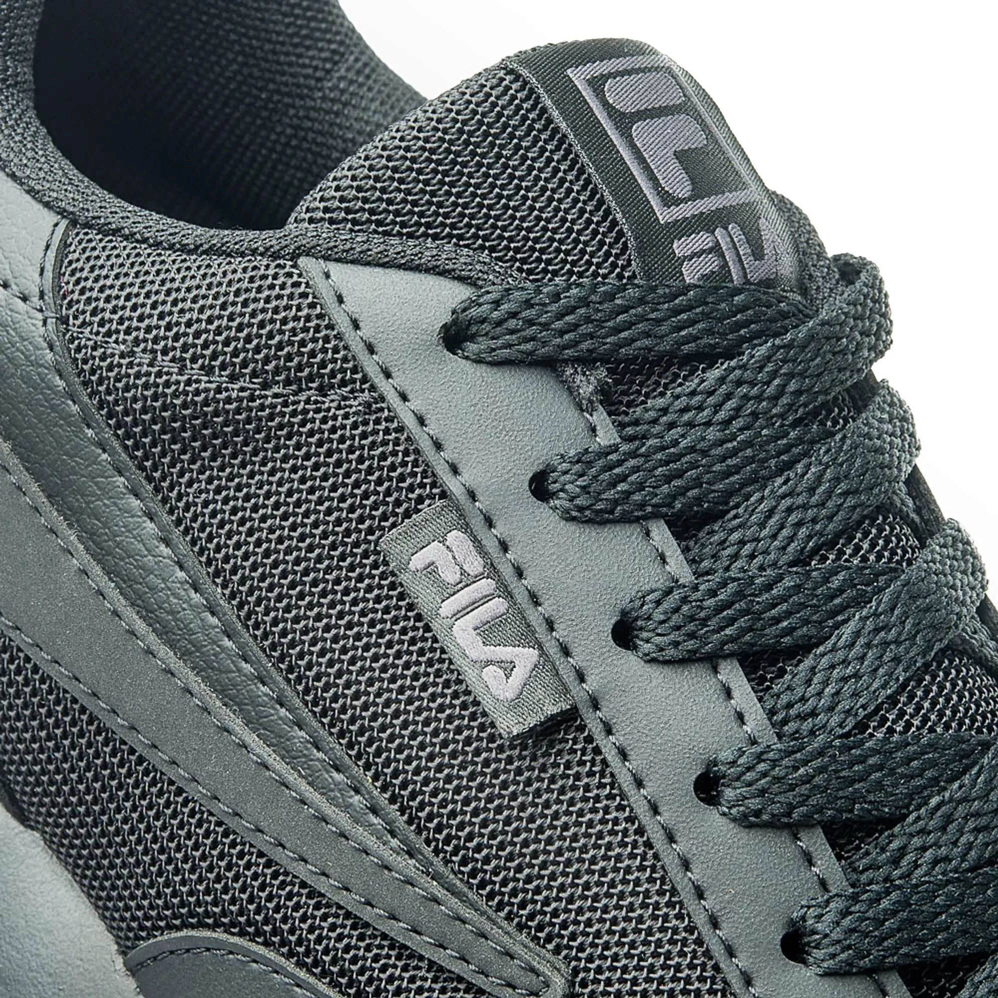 Close do tênis Fila Renno Classic masculino preto mostrando detalhes do cabedal e cadarços